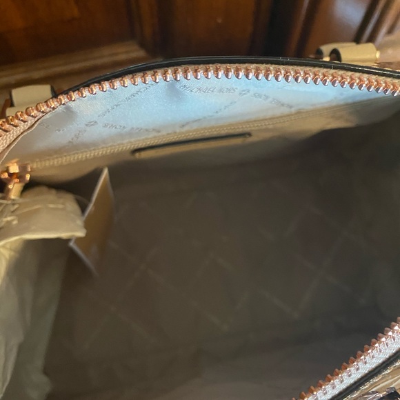 NWT Michael Kors Mirrored lg duffle bag rose gold - Picture 5 of 8